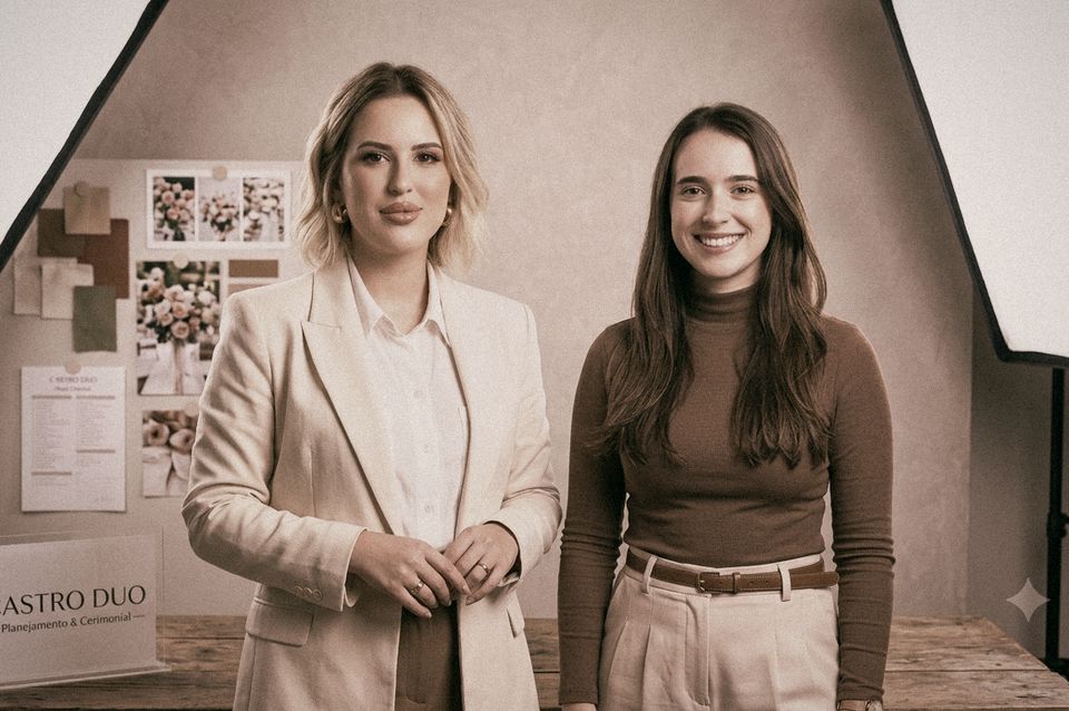 As duas cerimonialistas da Castro Duo Eventos no ateliê, ao lado do moodboard de um casamento